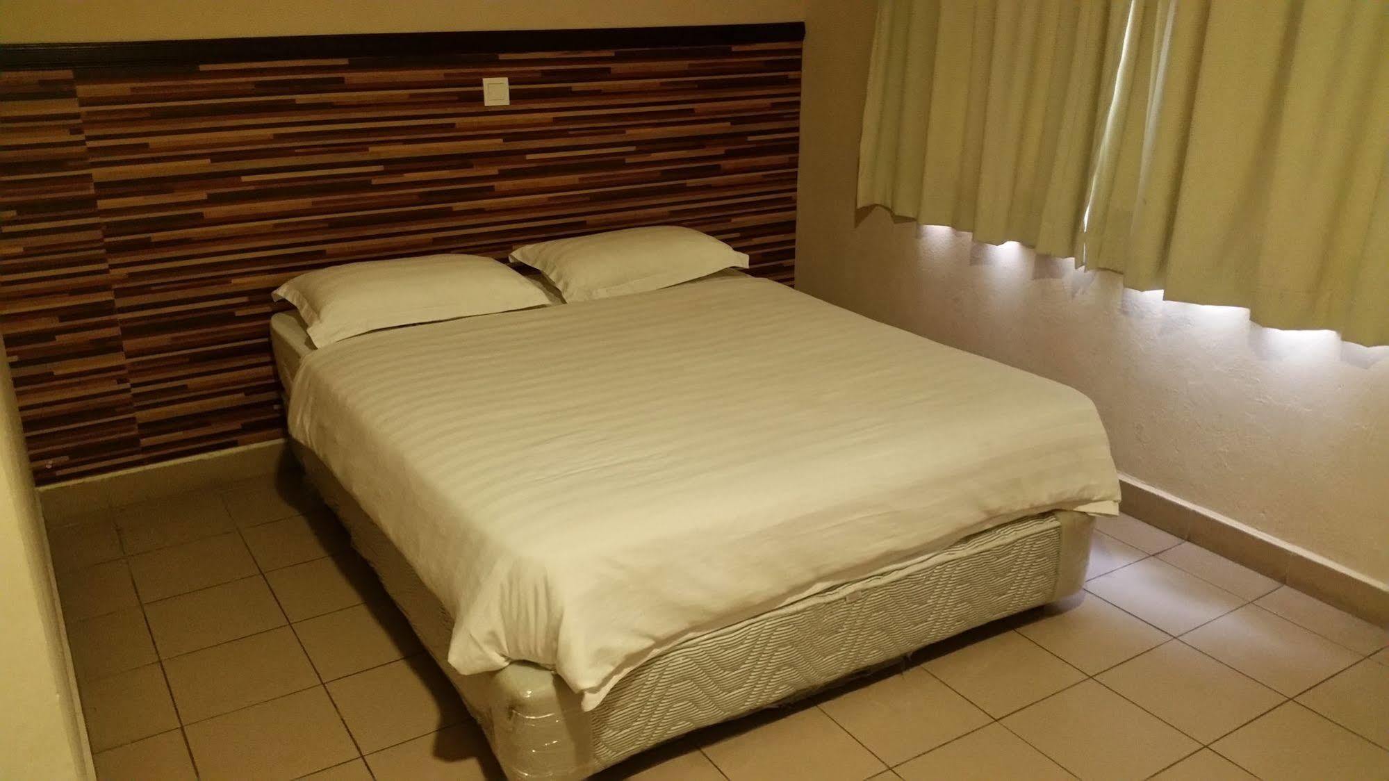 Hotel Iskandar Kota Kinabalu Exterior foto